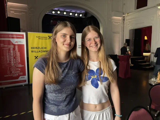 Sarah Dworschak und Anika Havlicek spielen mit ihrer Band "CJAS" Pop-Rock-Lieder, etwa von den Red Hot Chili Peppers und Muse. | Foto: Lauren Fahrenberger / MeinBezirk
