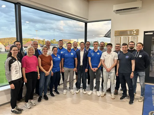 Katharina Binder, Christoph Engel (Raiffeisenkasse Dobersberg-Waldkirchen), Doris Haider, Willibald Longin, Tanja Zahrl, Harald Pelz, Jasmin Hlinka, Matthias Kargl, Martin Reininger, Johann Traxler, David Longin, Robert Schmid, Michael Gangl, Ernst Philipp, Fabian Gangl, Erich Longin, Lambert Handl, Richard Prinz und Michael Schmitmaier (v.l.) | Foto: USV Dobersberg