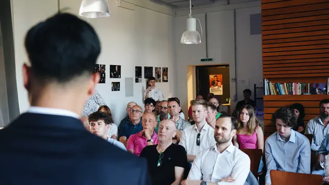 Voller Saal beim zweiten Halt der „Neues Österreich"-Tour in Vöcklabruck | Foto: NEOS Parlamentsklub / Cora Kaufmann
