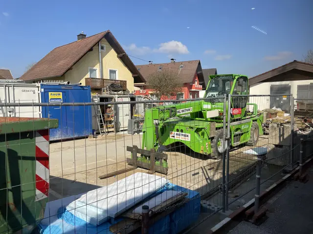 Die Lokalbahnstrecke zwischen Salzburg und Bürmoos wird erneuert. Baustellen werden eingerichtet. | Foto: Sabrina Moriggl