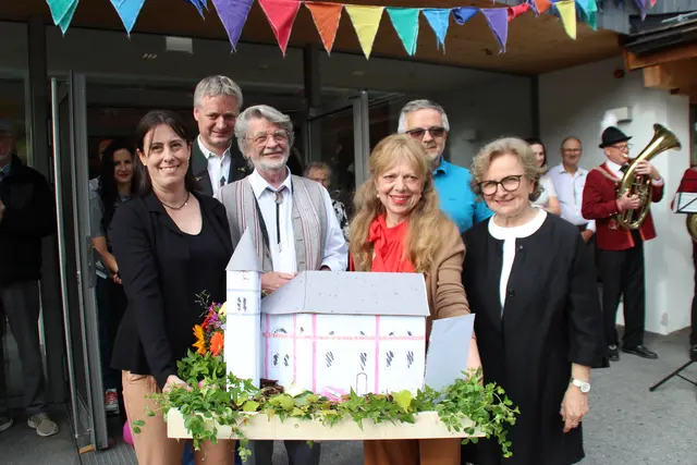 Der Pfarrgemeinderat schenkte Hofinger ein Modell der Pfarrkirche mit  Geburtstagsinhalt. Vanessa Blaas, Stefan Blaas, Franz Hofinger, Pfarrkoordinatorin Verena Gutleben, Dekan Dariusz Hrynyszyn und Pfarrkuratorin Katalin Abfalterer-Aranyossy. (v.l.)  | Foto: Manfred Jordan