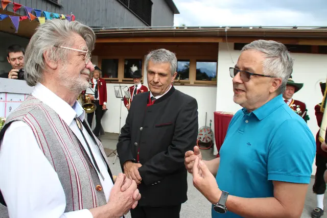 Dekan Dariusz Hrynyszyn  gratulierte Diakon Hofinger zum Geburtsfest und dankte ihm für seine Kirchendienste.  | Foto: Manfred Jordan