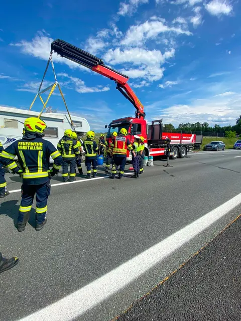 Das beschädigte Fahrzeug wurde geborgen und abtransportiert.  | Foto: Feuerwehr Markt Allhau