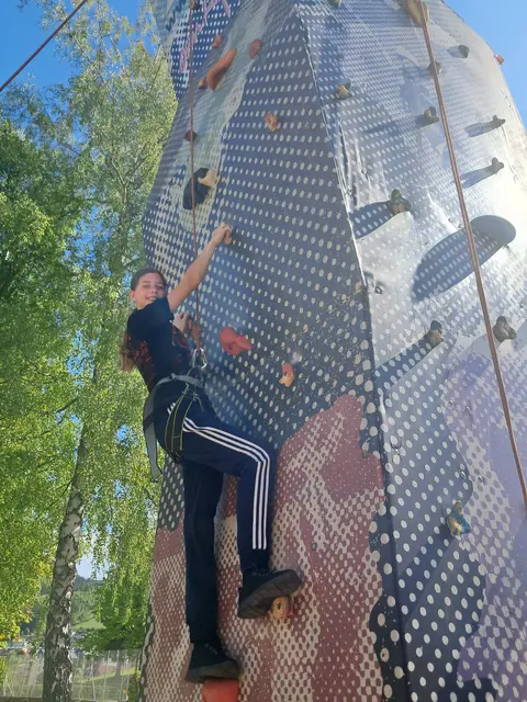 Die Schülerinnen und Schüler meisterten den mobilen Kletterturm mit viel Mut. | Foto: Mittelschule Hollabrunn