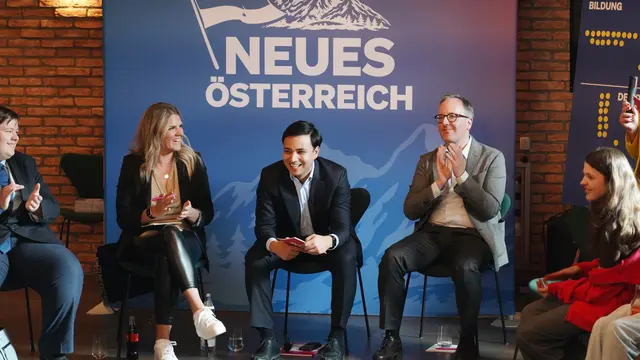 Yannick Shetty in Begleitung der Nationalratsabgeordneten Lisa Aldali und Dominik Oberhofer in St. Johann | Foto: NEOS Parlamentsklub / Cora Kaufmann