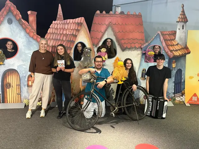 Pflegetheater begeistert 1.000 Volksschüler in Tiroler Oberl