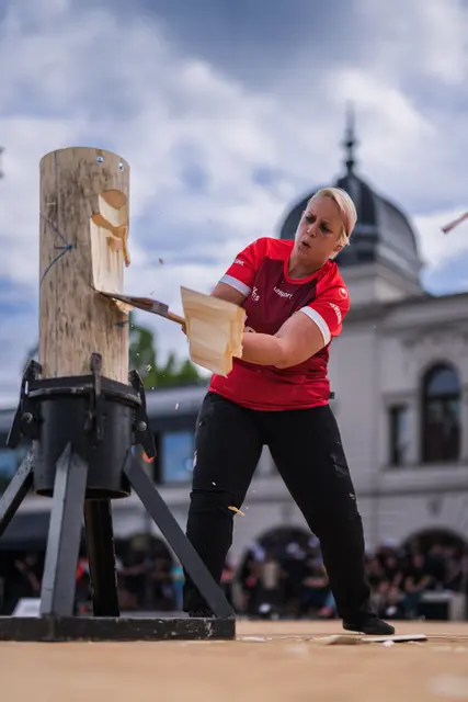 Sportholzfällerin Juliana Einfalt bei historischer