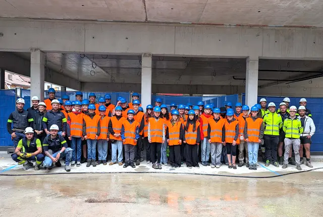 120 Schülerinnen und  Schüler besuchen Baustelle der neuen M