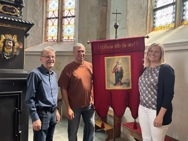 Karl Hahn, Johann Hofer und Sonja Leimhofer vor der Pilgerfahne von Dimbach. | Foto: MeinBezirk Perg/Köck