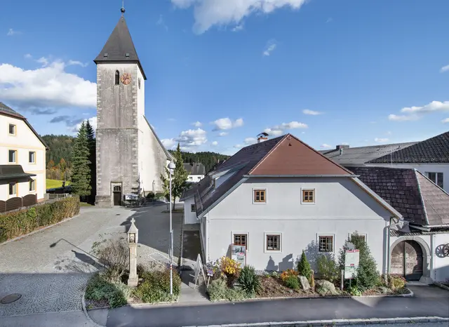 Blick auf Kirche und Franz-Xaver-Müller-Haus | Foto: Violetta Wakolbinger