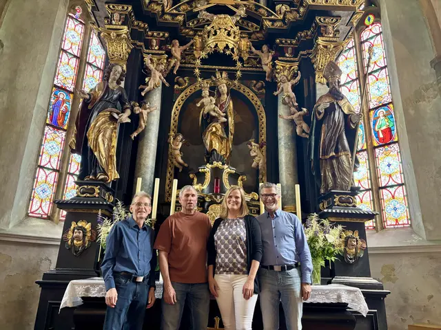 Die Pilger-Verantwortlichen Karl Hahn, Johann Hofer und Sonja Leimhofer mit Bürgermeister Manfred Fenster, am Hochaltar in der Mitte die Madonna mit Kind. | Foto: MeinBezirk Perg/Köck