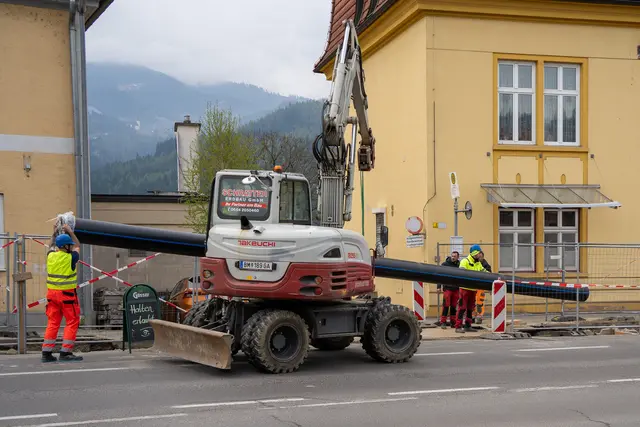 Mitarbeiter der Stadtwerke Kapfenberg GmbH arbeiten mit Maschinen an Leitungsanlagen
