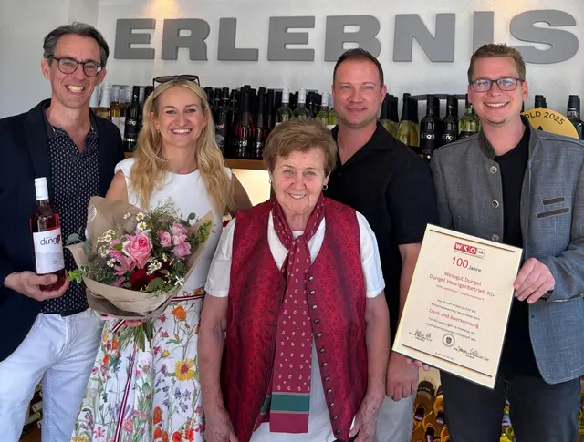 WKNÖ-Bezirksstellenleiter Andreas Marquardt, Corinna, Anna und Reinhard Dungel sowie WKNÖ-Bezirksstellenobmann Sebastian Makoschitz-Weinreich feierten 100 Jahre Weingut Dungel. | Foto: WKNÖ