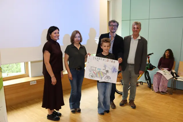 Bezirkssieger Jan Pfeifer mit seinem "Farben-Bike".  | Foto: Elisabeth Zangerl