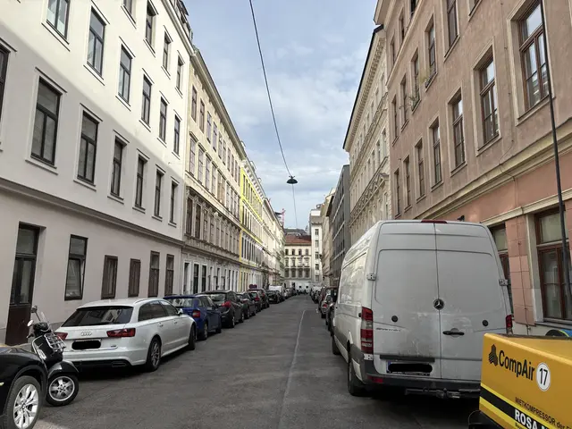 Zu eng für Autos und Fußgängerinnen und -gänger. Die Rüdigergasse muss umgestaltet werden, doch die vorgeschlagenen Pläne der Bezirksvorstehung sorgen für Unzufriedenheit bei manchen Anrainerinnen und Anrainern. | Foto: Nathanael Peterlini/MeinBezirk