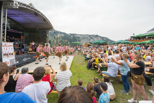 Auch heuer wird beim Almfest auf der Wurzeralm in Spital am Pyhrn wird wieder viel geboen. Für Unterhaltung auf der Bühne sorgen unter anderem die „Fetznplattler“ (Foto). | Foto: HIWU/Hinterramskogler