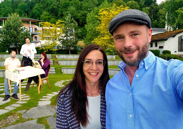 Kuhpark in Waiern: Petra Hatzel von der Theatergruppe St. Ulrich &amp; Stadtrat Christoph Gräfling | Foto: Privat