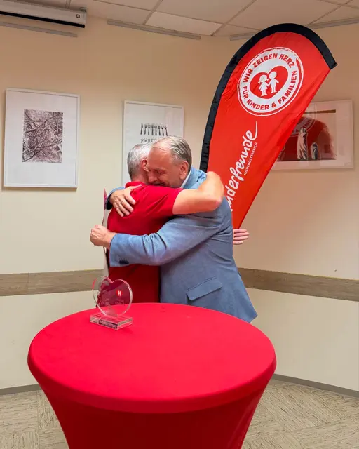 Eine besondere Würdigung erhielt Westermayer vom Landesvorsitzenden der Kinderfreunde Niederösterreich Andreas Kollross. | Foto: Kinderfreunde NÖ