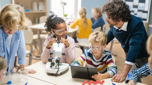 Spannende Einblicke in den Schultalltag an der Digi-Ahs Leonding gibt es beim Tag der offenen Tür am 9. November von 10 bis 15 Uhr. | Foto: Gorodenkoff/smarterpix