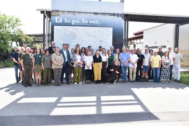 Beim TransParcNet-Meeting in Illmitz tauschen sich 51 Vertreter von Schutzgebieten und Naturschutzorganisationen aus zwölf europäischen Ländern über die Zukunft des Grasland-Managements aus. | Foto: Stefan Schneider/MeinBezirk