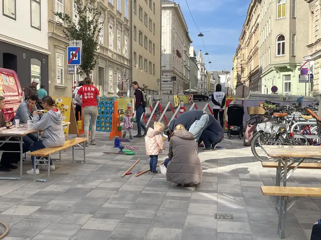 Marktbesucherinnen und Marktbesucher können bei "Frauen*Kunst am Markt" zwischen Marktständen und Cafés Kunstwerke entdecken und direkt mit den Künstlerinnen ins Gespräch kommen. | Foto: Johannes Reiterits