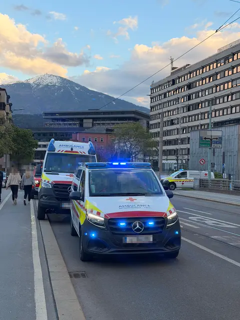 Schwerer Unfall nahe Triumphpforte: mehrere Personen verletz