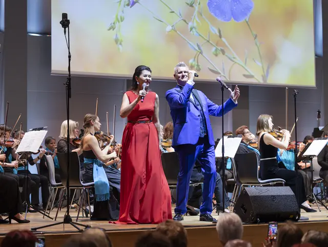 Zoryana Kushpler und Silvio Samoni mit dem Merkur Orchester. | Foto: Rene Brunhölz 