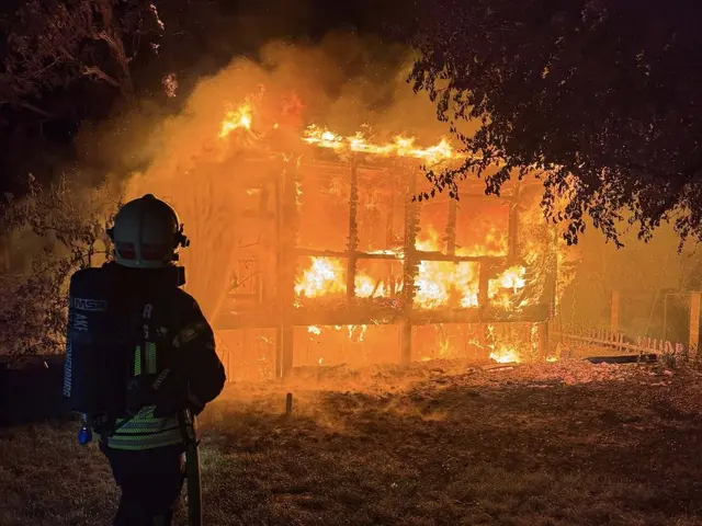 42 Florianis löschten brennendes Sommerhaus