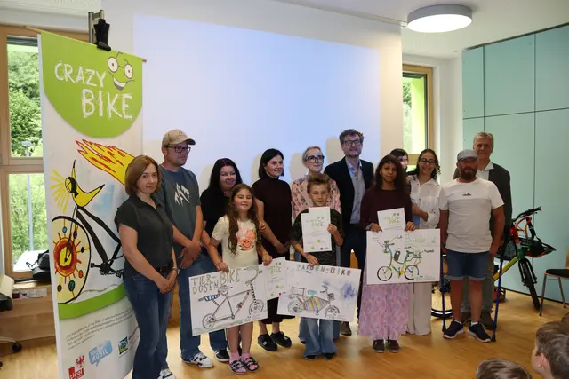 Die Top 3 des Bezirks Landeck: Lara Kerst (VS Kappl), Bezirkssieger Jan Pfeifer (VS Kappl) und Heloisa De Sousa Oliveria (VS Hochgallmig) mit Klassenlehrerin Irmgard Sailer, VS-Direktorin Alexandra Wechner, Andrä Stigger (GF Klimabündnis Tirol),Bgm. Helmut Ladner und den Eltern der Kinder.  | Foto: Elisabeth Zangerl