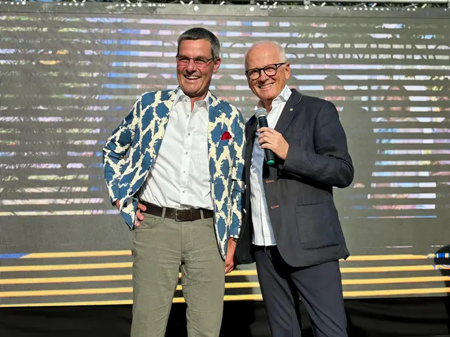Auch Bezirkshauptmann Stefan Grusch musste wieder auf die Bühne – und wie es beim „Löwen Lotto“ mittlerweile gute Tradition ist, durfte der alljährliche Sakko-Tausch mit Moderator Andy Marek nicht fehlen. | Foto: Markus Kahrer