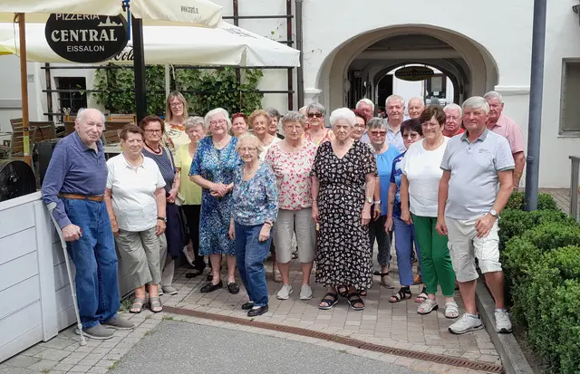 Der Pensionistenverband OG Ehrenhausen-Straß lud zur traditionellen Jubiläumsfeier ins Café Central in Ehrenhausen ein. Es sind 16 Jubilare mit ihren Betreuerinnen und Betreuern gekommen, der älterste war Adelbert Kogler mit 93 und Hermine Brandner mit 89 Jahren. Obmann Martin Baldauf bedankte sich bei den Teilnehmerinnen und Teilnehmern mit Wein und Blumen.
  | Foto: PV