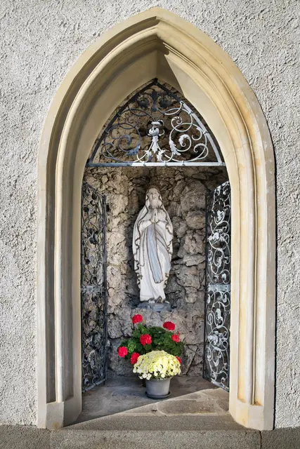 Lourdesgrotte mit Marienstatue | Foto: Violetta Wakolbinger
