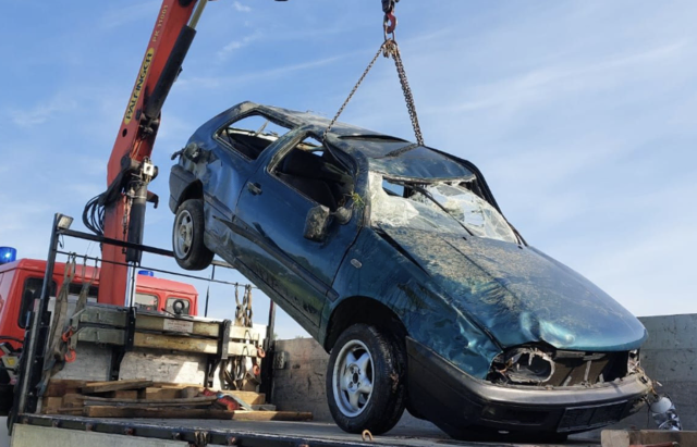 Nach der erfolgreichen Bergung wurde der Pkw mittels Lastfahrzeug abtransportiert und die Fahrbahn von eventuell vorhandenen Verschmutzungen gereinigt. | Foto: Feuerwehr