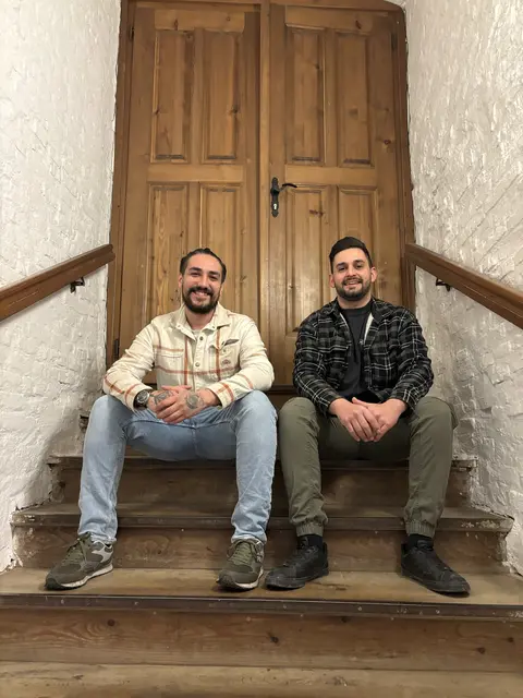 Junge Küche in historischem Gemäuer versprechen die neuen Pächter des Schlosswirts Sigharting Alexander Hofer (links) und Emre Taskin, die im April 2026 ihr Restaurant eröffnet haben.  | Foto: MeinBezirk/Michelle Bichler