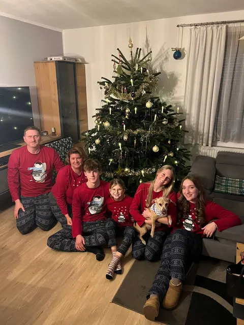 Weihnachten mit Alex, Nina, Oliver, Jasmin, Marlene und Jeanne, mit dabei Hund Lucy. | Foto: privat