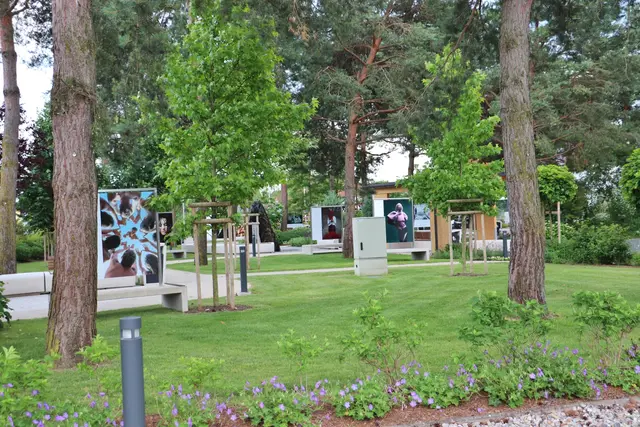 Ein Spaziergang durch den Park in Laa (beim Rüsthaus Zettling) lädt zum Bestaunen herausragender Fotokunst ein.  | Foto: Edith Ertl