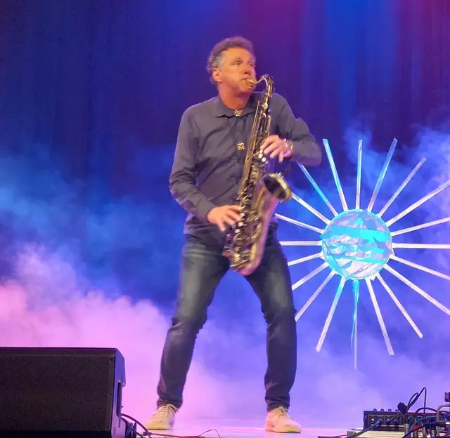 Voller Hingabe: Fred K. live bei der Initiative „Kunst findet statt“.Ein Highlight, das nachklingt: Saxophon-Exzellenz auf der Event-Bühne.

