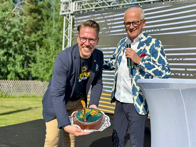 Gleich zu Beginn sorgte Andy Marek, die Stimme des österreichischen Nationalteams, für Geburtstagsstimmung und gratulierte dem scheidenden Lions-Präsidenten Jürgen Rochla musikalisch zum 44. Geburtstag. | Foto: Markus Kahrer