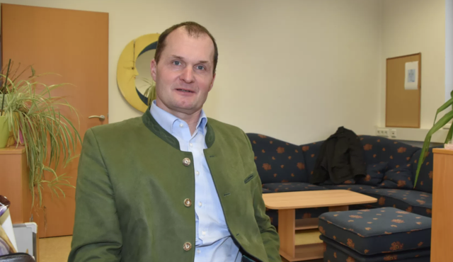 Herbert Hofer, Kammerobmann der Bezirksbauernkammer Horn erzählt: „Die AMA-Auszeichnung ist Wertschöpfung und Wertschätzung für unsere Betriebe." | Foto: Privat