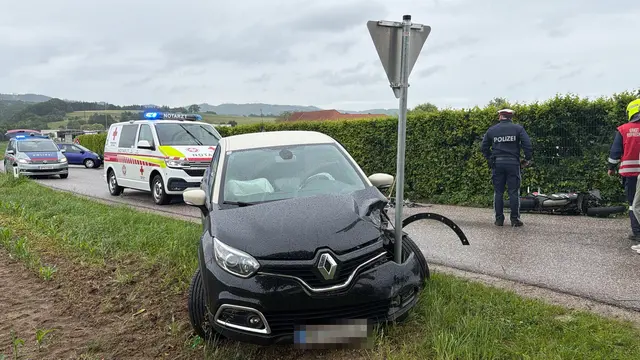 PKW und Motorrad prallen zusammen