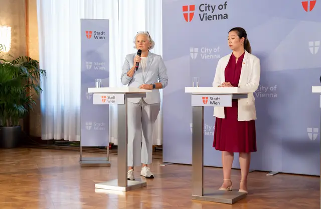 Auch die Krankenversicherungsträger profitieren von der Vorsorgemaßnahme, versichert die Wiener ÖGK-Landesstellenausschuss-Vorsitzende Agnes Streissler-Führer (l.). Neos-Wien-Gesundheitssprecherin Jing Hu wiederum berichtet aus der Praxis als Apothekerin. | Foto: Sade Jerabek/MeinBezirk