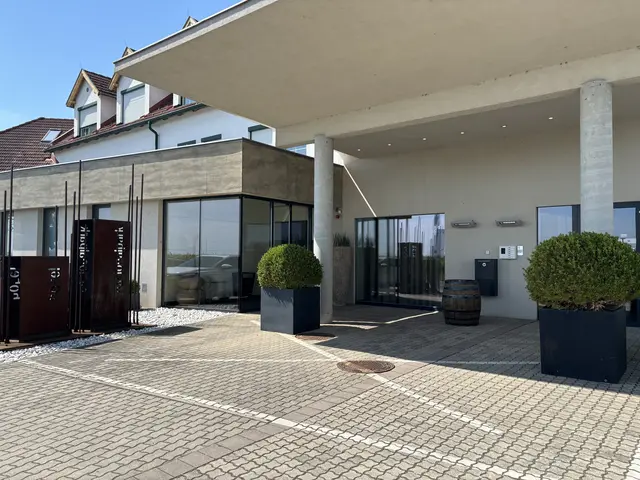 Eingangsbereich des Hotels am Rande von Illmitz. | Foto: Stefan Schneider/MeinBezirk