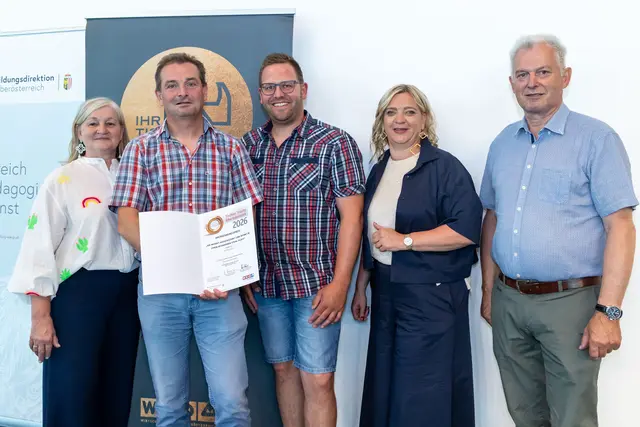 Lehrer der Mittelschule Neufelden nahmen den Anerkennungspreis entgegen.  | Foto: Cityfoto/Pelzl-Mairwöger