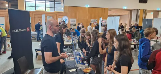 Vor Ort konnten sich die Jugendlichen bei 27 regionalen Ausstellerinnen und Ausstellern erkundigen. | Foto: Gabriele Hirsch