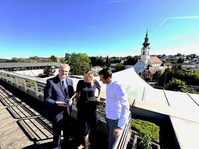 Stadtamtsdirektor Uwe Deutschbauer, Bürgermeisterin Sabine Naderer-Jelinek und
Innenrevisor Manuel Hoffelner mit dem Public Value Bericht 2025. | Foto: Stadtarchiv Leonding