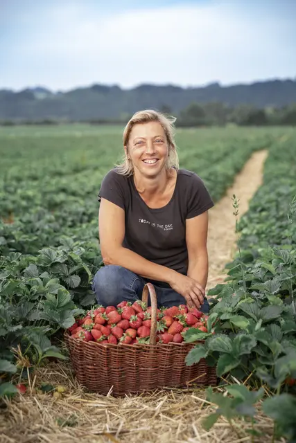 Die Bio-Bäuerin Karin Jehle im Feld in Wieselburg-Land | Foto: Bio-Erdbeeren Jehle