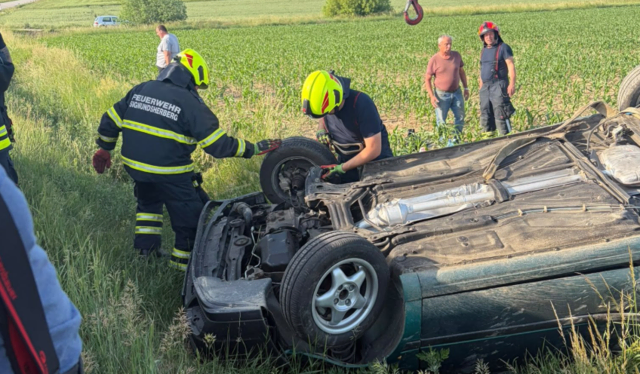 Aus bislang unbekannter Ursache war ein Fahrzeug von der Fahrbahn abgekommen und in einem angrenzenden Feld zum Stillstand gekommen. | Foto: Feuerwehr