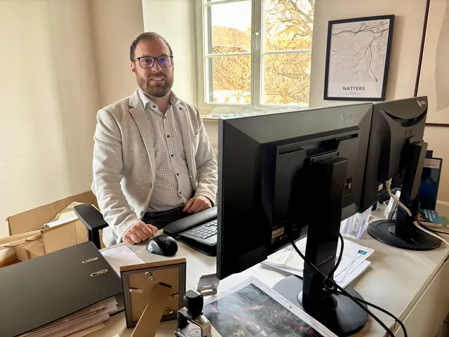 Bürgermeister Marco Mösl zeigt die zahlreichen Projekte der Gemeinde auf.  | Foto: Hassl