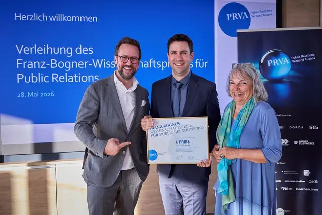 Michael Roither, Studiengangsleiter des Masterstudiengangs Digitale Medien &amp; Kommunikation mit dem Preisträger Florian Schodritz und seiner Betreuerin Sabine Fichtinger. | Foto: PRVAAPAFotoservice / Ben Leitner