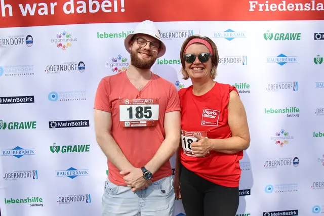 Liefen auch letztes Jahr für den guten Zweck: Redakteur Simon Haslauer mit Renate Oberweger. | Foto: Schweighofer